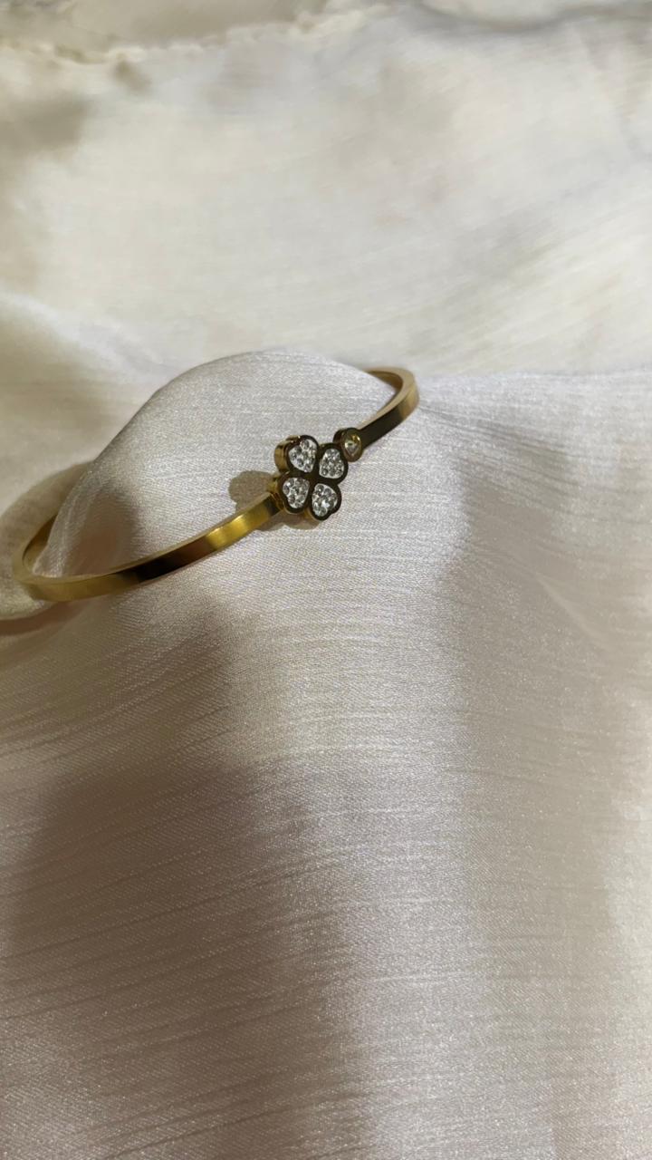 Four-Petal Diamond Charm Bangle – Elegant Gold Finish