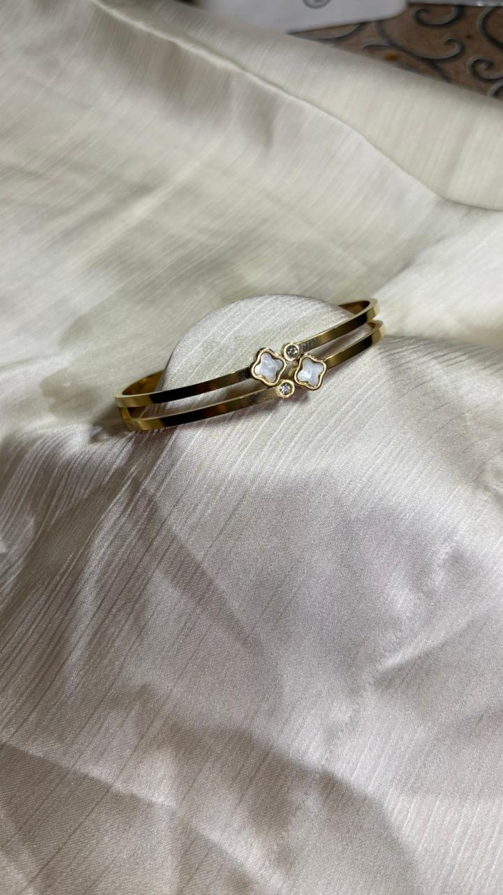 Twin Clover Elegance Bangle – Chic & Modern Design