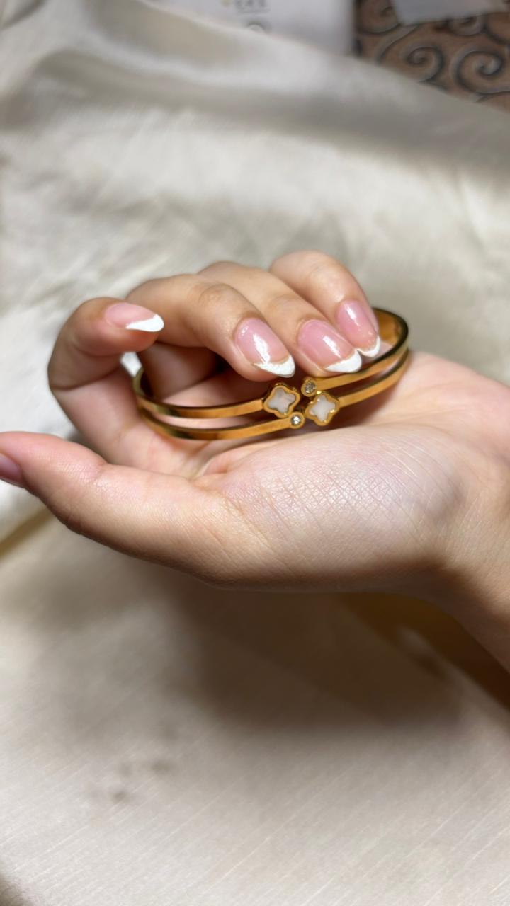Twin Clover Elegance Bangle – Chic & Modern Design