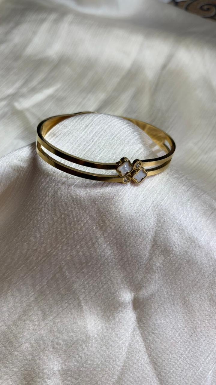 Twin Clover Elegance Bangle – Chic & Modern Design