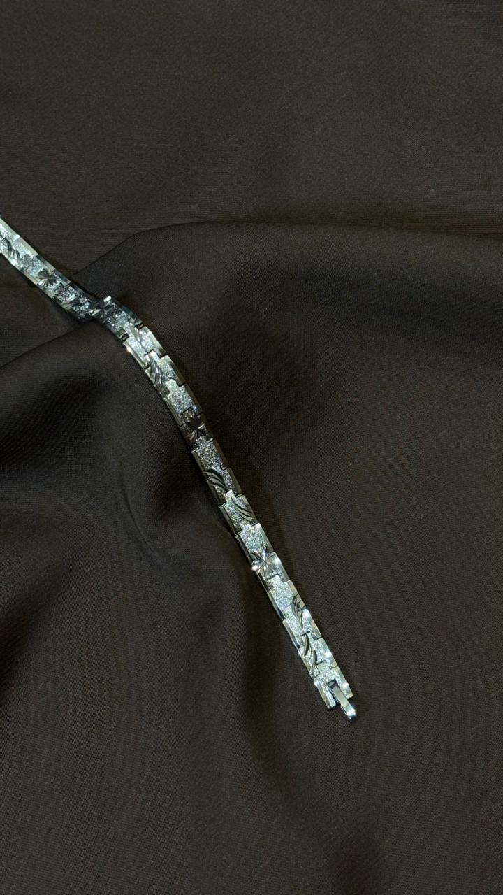 Refined Elegance – Silver Textured Link Bracelet