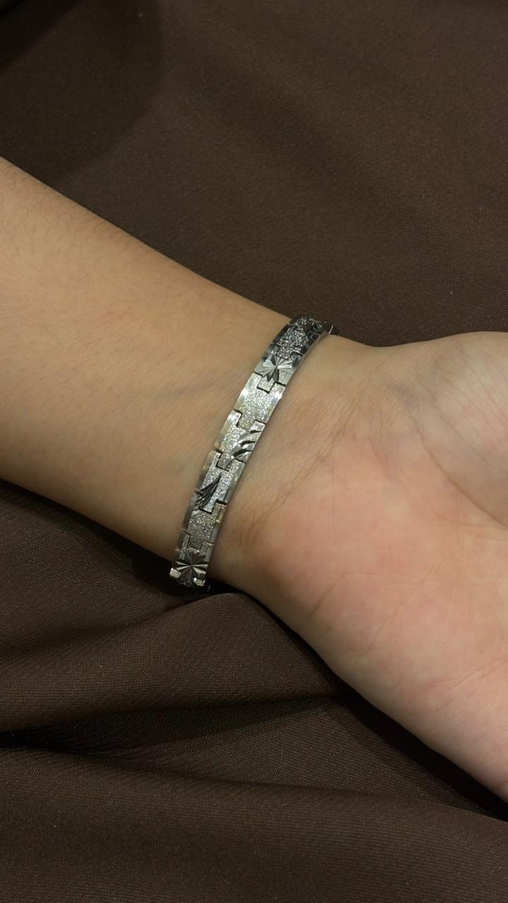 Refined Elegance – Silver Textured Link Bracelet