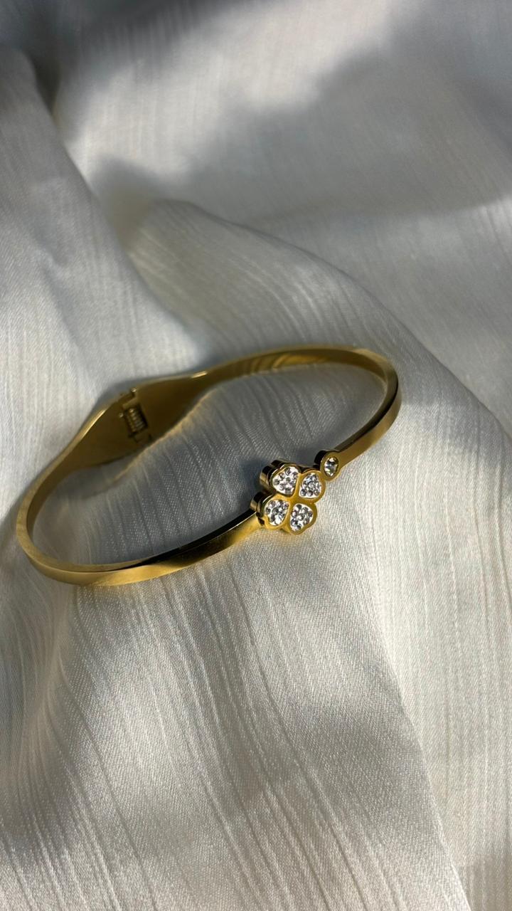 Four-Petal Diamond Charm Bangle – Elegant Gold Finish