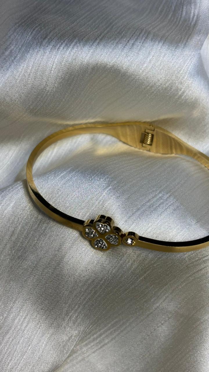 Four-Petal Diamond Charm Bangle – Elegant Gold Finish