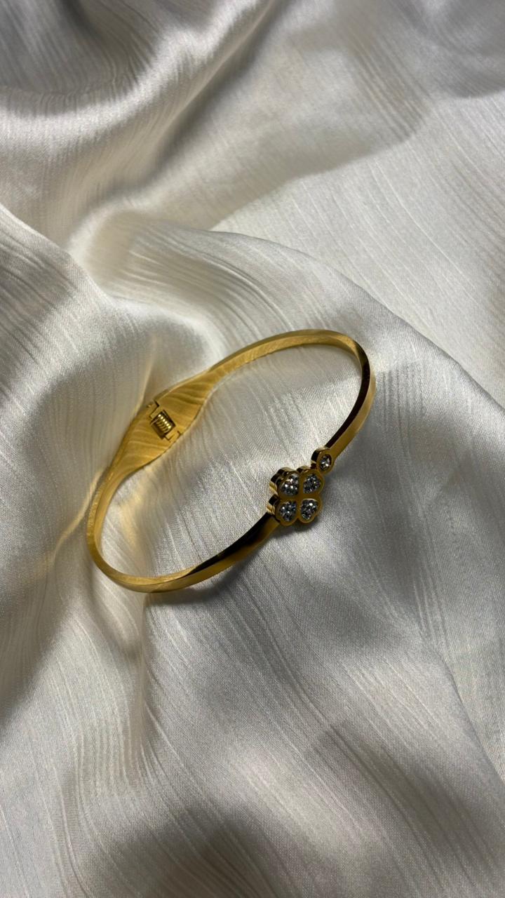 Four-Petal Diamond Charm Bangle – Elegant Gold Finish