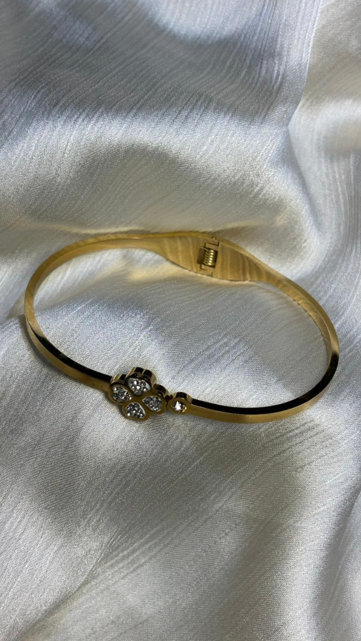 Four-Petal Diamond Charm Bangle – Elegant Gold Finish