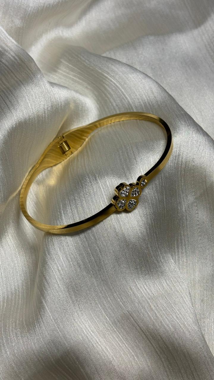 Four-Petal Diamond Charm Bangle – Elegant Gold Finish