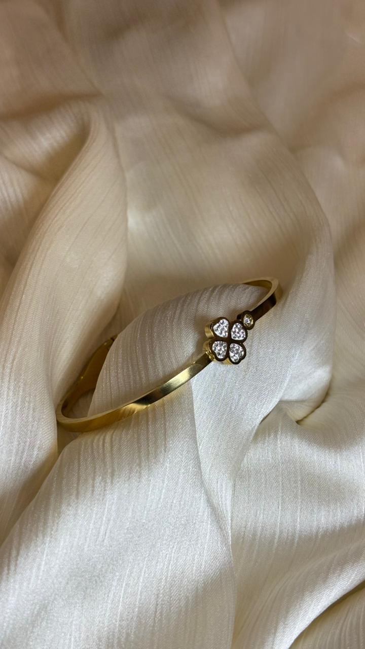 Four-Petal Diamond Charm Bangle – Elegant Gold Finish