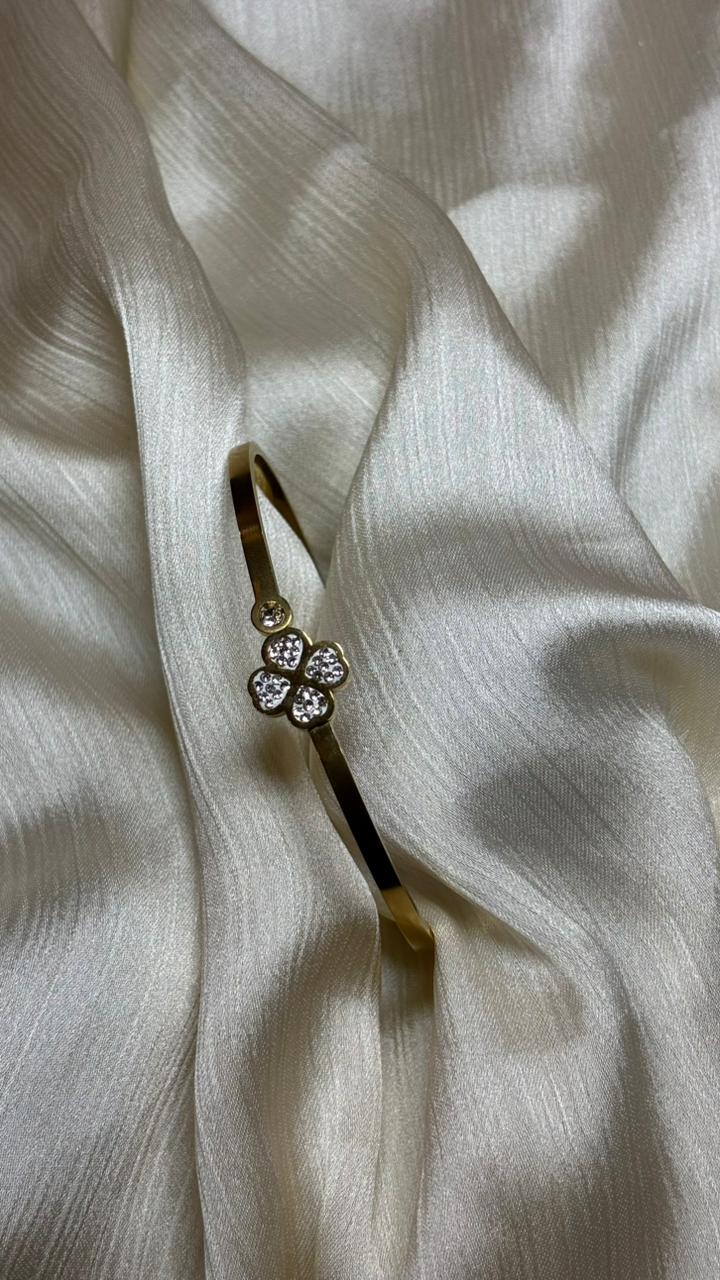 Four-Petal Diamond Charm Bangle – Elegant Gold Finish