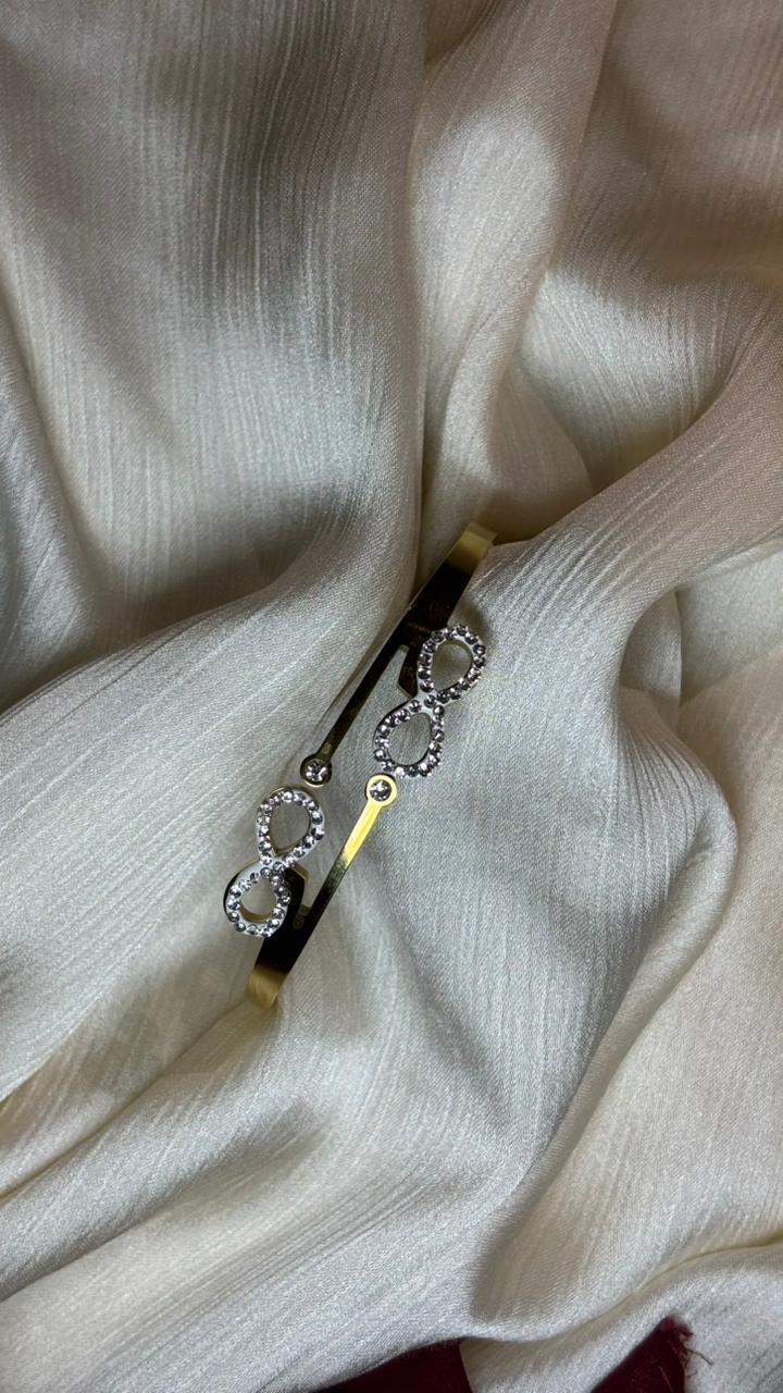 Elegant Crystal Infinity Bracelet – Modern Sophistication