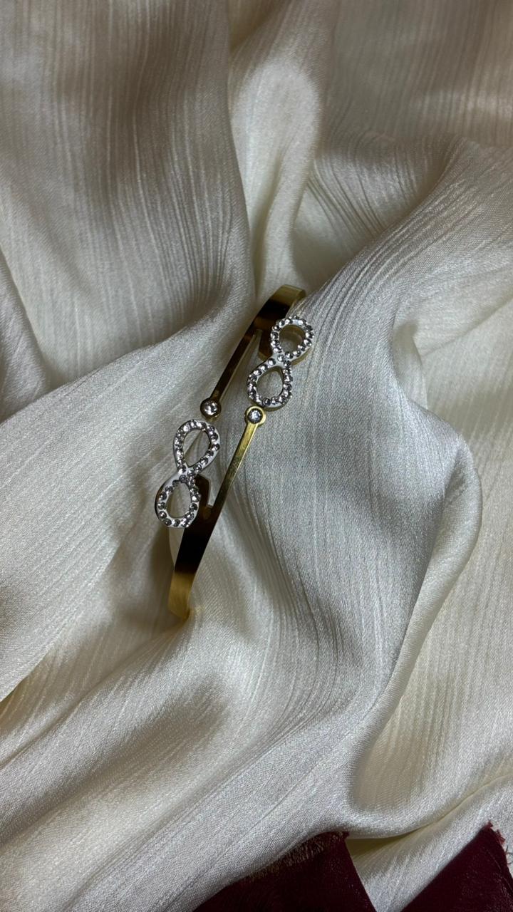 Elegant Crystal Infinity Bracelet – Modern Sophistication