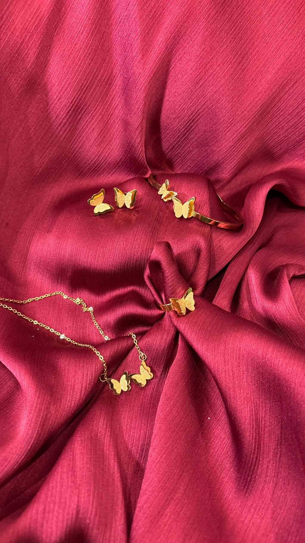 Elegant Butterfly Charm Jewelry Set – Bracelet, Necklace & Ring